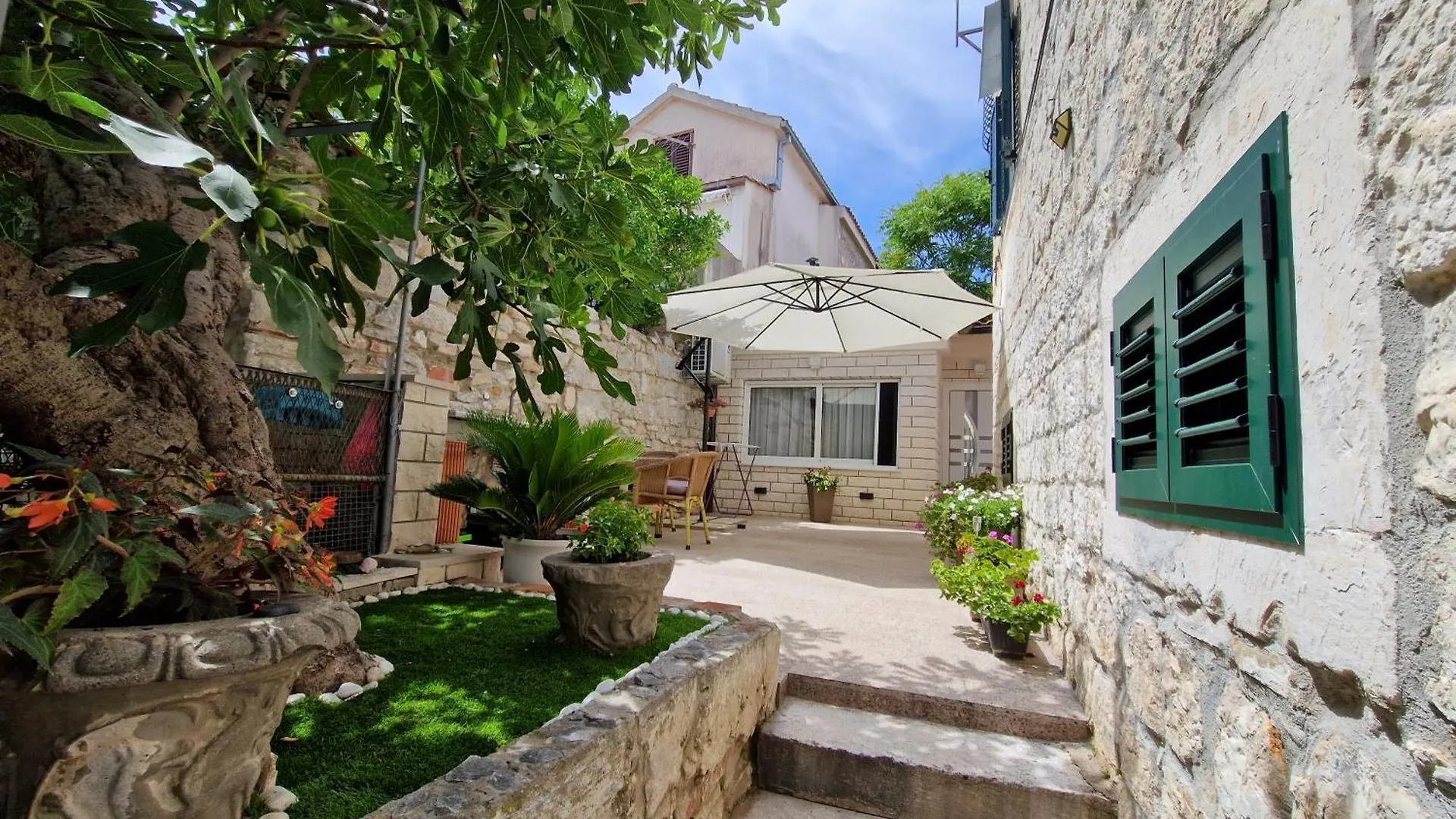 Guest house Apartment And Room Nona Stella Split